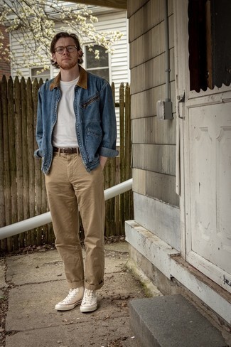 С чем носить темно-синюю джинсовую куртку мужчине лето: Можно с уверенностю сказать, что темно-синяя джинсовая куртка выглядит прекрасно в тандеме со светло-коричневыми брюками чинос. Тебе нравятся дерзкие решения? Можешь закончить свой образ белыми высокими кедами из плотной ткани. Пережить нестерпимый июльский зной в таком ансамбле определенно легче.