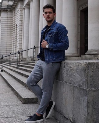 С чем носить синюю джинсовую куртку в 20 лет мужчине в теплую погоду: Сочетание синей джинсовой куртки и серых брюк чинос позволит создать необыденный мужской образ в повседневном стиле. Чтобы лук не получился слишком строгим, можно завершить его черными кожаными низкими кедами.