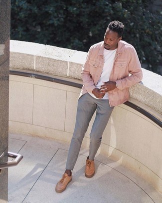 С чем носить розовую джинсовую куртку мужчине: Розовая джинсовая куртка и серые брюки чинос — выбирай этот выбор, если не боишься находиться в центре внимания. светло-коричневые кожаные низкие кеды добавят облику легкой небрежности и динамичности.