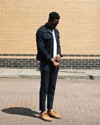 Модный лук: темно-синяя джинсовая куртка, белая футболка с круглым вырезом, темно-синие брюки чинос, светло-коричневые кожаные низкие кеды
