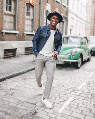 С чем носить темно-синюю шерстяную шляпу мужчине в теплую погоду в стиле кэжуал: Темно-синяя джинсовая куртка и темно-синяя шерстяная шляпа — хорошая формула для воплощения модного и незамысловатого образа. Если ты предпочитаешь смелые настроения в своих луках, закончи этот белыми низкими кедами из плотной ткани.