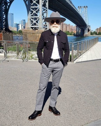 С чем носить серую шляпу за 50 лет мужчине: Если ты ценишь комфорт и практичность, черная джинсовая куртка и серая шляпа — великолепный вариант для расслабленного мужского образа на каждый день. Если ты не боишься применять в своих луках разные стили, из обуви можешь надеть черные кожаные повседневные ботинки.