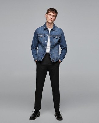 С чем носить синюю джинсовую куртку мужчине: Если превыше всего ты ценишь удобство и функциональность, тебе полюбится это дуэт синей джинсовой куртки и черных брюк чинос. Преобразить лук и добавить в него чуточку классики позволят черные кожаные туфли дерби.