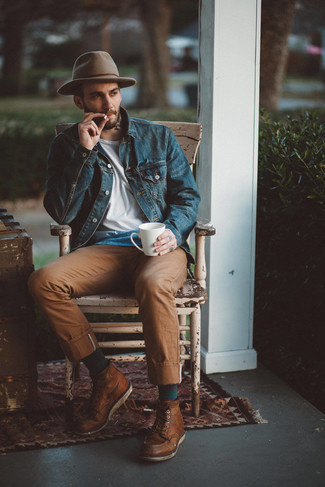 С чем носить темно-коричневую шляпу в 30 лет мужчине: Если в одежде ты ценишь комфорт и функциональность, темно-синяя джинсовая куртка и темно-коричневая шляпа — прекрасный вариант для привлекательного мужского ансамбля на каждый день. Хочешь добавить в этот образ немного классики? Тогда в качестве дополнения к этому луку, стоит выбрать коричневые кожаные повседневные ботинки.