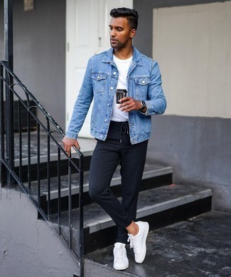 Какие джинсовые куртки носить с черными брюками чинос: Джинсовая куртка и черные брюки чинос — необходимые вещи в гардеробе джентльменов с превосходным чувством стиля. Тебе нравятся смелые решения? Дополни свой образ белыми кожаными низкими кедами.