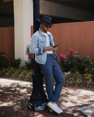 С чем носить темно-серый браслет из бисера в 30 лет мужчине лето в стиле кэжуал: Сочетание голубой джинсовой куртки и темно-серого браслета из бисера - очень практично, и поэтому отлично подойдет для создания необычного повседневного стиля. Теперь почему бы не привнести в повседневный лук толику стильной строгости с помощью белых кожаных низких кед? В жаркие солнечные деньки подобный лук придется очень кстати.
