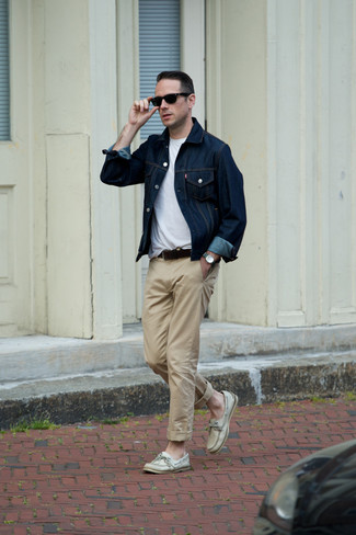 Какие джинсовые куртки носить с белой футболкой с круглым вырезом мужчине в теплую погоду: Джинсовая куртка и белая футболка с круглым вырезом — обязательные составляющие в гардеробе поклонников непринужденного стиля. Что же до обуви, бежевые кожаные топсайдеры — самый целесообразный вариант.