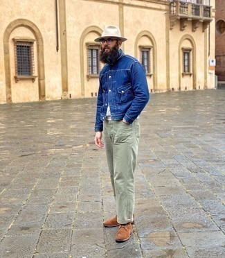 С чем носить белую шерстяную шляпу в 30 лет мужчине: Темно-синяя джинсовая куртка и белая шерстяная шляпа — классная формула для воплощения приятного и функционального образа. Хотел бы добавить сюда толику утонченности? Тогда в качестве обуви к этому ансамблю, обрати внимание на коричневые замшевые повседневные ботинки.
