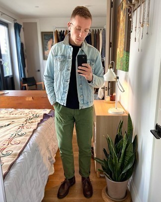 С чем носить голубую джинсовую куртку в 30 лет мужчине весна: Дуэт голубой джинсовой куртки и зеленых брюк чинос как нельзя лучше подчеркнет твою индивидуальность. Пара темно-коричневых кожаных ботинок дезертов свяжет лук воедино. Разве это не классная идея для межсезонного периода, когда погода начнет радовать?