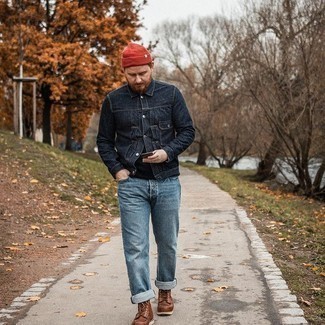 С чем носить красную шапку мужчине осень: Такое лаконичное и комфортное сочетание вещей, как темно-синяя джинсовая куртка и красная шапка, нравится джентльменам, которые любят проводить дни в постоянном движении. Если ты любишь смелые решения в своих ансамблях, дополни этот темно-коричневыми кожаными повседневными ботинками. Хорошо помнить о таком образе, особенно когда погода становится непредсказуемой.