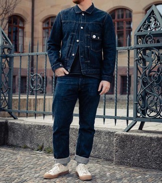 Как носить темно-синюю джинсовую куртку с темно-синими джинсами в 30 лет мужчине лето: Дуэт темно-синей джинсовой куртки и темно-синих джинсов позволит воплотить в твоем ансамбле городской стиль современного молодого человека. Что касается обуви, белые низкие кеды из плотной ткани — самый выигрышный вариант. В теплые летние дни такой образ — это то, что надо.