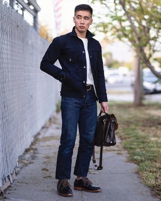 Как носить джинсовую куртку с джинсами мужчине в стиле смарт-кэжуал: Джинсовая куртка в сочетании с джинсами не прекращает импонировать стильным мужчинам. Не прочь сделать лук немного строже? Тогда в качестве дополнения к этому луку, выбери черные кожаные туфли дерби.