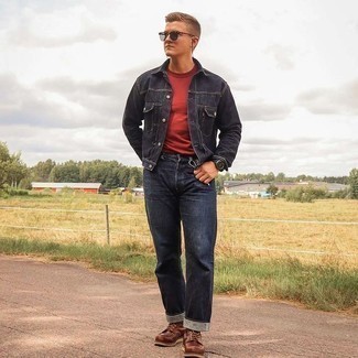 Какие джинсовые куртки носить с темно-синими джинсами мужчине осень: Если ты любишь выглядеть модно, и при этом чувствовать себя комфортно и уверенно, опробируй это сочетание джинсовой куртки и темно-синих джинсов. Боишься выглядеть неаккуратно? Дополни этот образ темно-коричневыми кожаными повседневными ботинками. Такое сочетание будет приятно примерить на себя в непогожий осенний день.