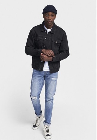С чем носить джинсовую куртку в 30 лет мужчине в теплую погоду в спортивном стиле: Если в одежде ты ценишь комфорт и функциональность, джинсовая куртка и голубые рваные джинсы — превосходный вариант для привлекательного повседневного мужского образа. В качестве дополнения к ансамблю сюда напрашиваются бело-черные высокие кеды из плотной ткани.