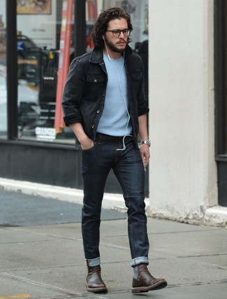 Как Kit Harington носит Черная джинсовая куртка, Голубая футболка с круглым вырезом, Темно-синие джинсы, Темно-коричневые кожаные ботинки челси