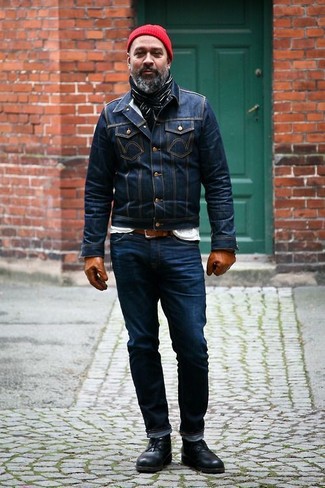 Как носить темно-синие джинсы с темно-синей джинсовой курткой за 40 лет мужчине в теплую погоду: Сочетание темно-синей джинсовой куртки и темно-синих джинсов позволит подчеркнуть твою индивидуальность и выделиться из толпы. В сочетании с этим луком гармонично выглядят черные кожаные ботинки дезерты.