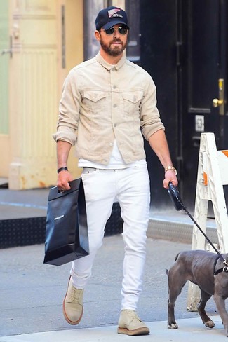 Как Justin Theroux носит Бежевая джинсовая куртка, Белая футболка с круглым вырезом, Белые джинсы, Бежевые замшевые повседневные ботинки