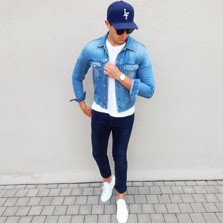 Модный лук: синяя джинсовая куртка, белая футболка с круглым вырезом, темно-синие джинсы, белые кожаные низкие кеды