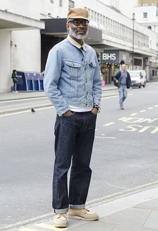 Как носить рабочие ботинки с джинсовой курткой мужчине: Окружающие оценят твой стиль, если увидят тебя в джинсовой куртке и темно-синих джинсах. Этот образ идеально закончат рабочие ботинки.