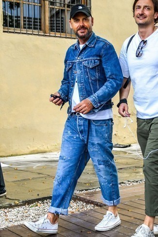 Как носить синюю джинсовую куртку с синими рваными джинсами в 30 лет мужчине: Если ты ценишь удобство и функциональность, синяя джинсовая куртка и синие рваные джинсы — превосходный выбор для привлекательного мужского лука на каждый день. Любители свежих идей могут завершить ансамбль белыми низкими кедами из плотной ткани, тем самым добавив в него толику классики.