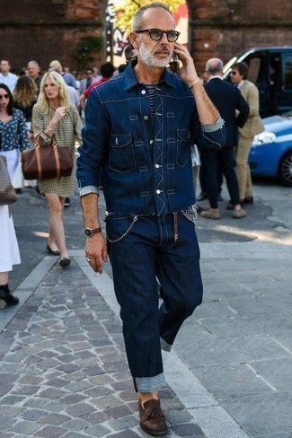Как носить синюю джинсовую куртку с синими джинсами за 50 лет мужчине в стиле смарт-кэжуал: Подобный лук из синей джинсовой куртки и синих джинсов нетрудно повторить, а результат тебе точно понравится. Хочешь добавить в этот наряд немного классики? Тогда в качестве обуви к этому ансамблю, стоит выбрать темно-коричневые кожаные лоферы с кисточками.