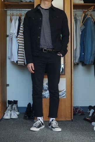 Модный лук: черная джинсовая куртка, черно-белая футболка с круглым вырезом в горизонтальную полоску, черные джинсы, черно-белые низкие кеды из плотной ткани