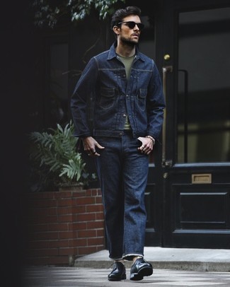 Как носить темно-синюю джинсовую куртку с темно-синими джинсами мужчине лето в стиле смарт-кэжуал: Тандем темно-синей джинсовой куртки и темно-синих джинсов поможет реализовать в твоем образе городской стиль современного джентльмена. Теперь почему бы не добавить в повседневный ансамбль чуточку стильной строгости с помощью черных кожаных туфель дерби? Такое сочетание обязательно тебе полюбится для жарких дней.