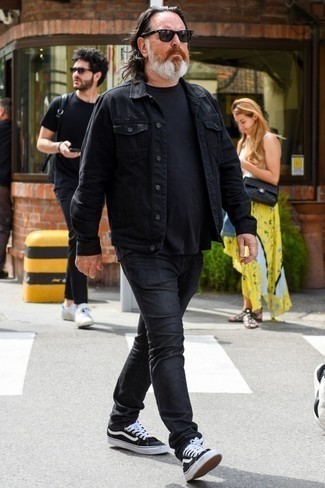 Какие низкие кеды носить с черной джинсовой курткой мужчине: Любителям расслабленного стиля придется по душе образ из черной джинсовой куртки и черных джинсов. Вкупе с этим образом органично выглядят низкие кеды.