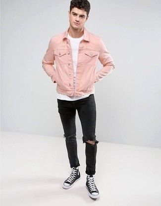 Какие джинсы носить с розовой джинсовой курткой мужчине: Если у тебя наметился суматошный день, сочетание розовой джинсовой куртки и джинсов поможет создать удобный лук в расслабленном стиле. Ты сможешь легко приспособить такой образ к повседневным нуждам, надев черно-белыми высокими кедами из плотной ткани.