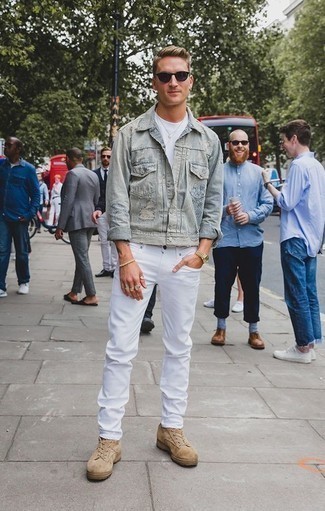 С чем носить бежевые низкие кеды мужчине лето: Голубая джинсовая куртка и белые джинсы — обязательные вещи в арсенале стильного парня. Очень стильно здесь выглядят бежевые низкие кеды. Такой лук дарит тебе комфорт в настоящий зной.