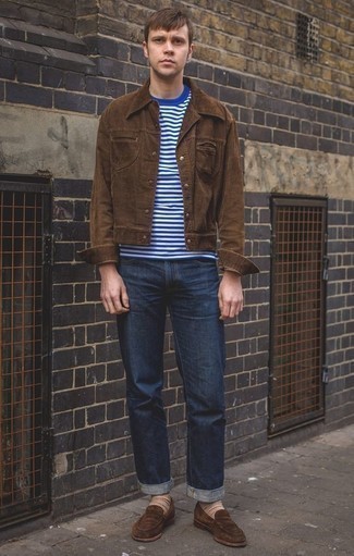 Как носить темно-коричневую джинсовую куртку с темно-синими джинсами в 30 лет мужчине лето: Практичное сочетание темно-коричневой джинсовой куртки и темно-синих джинсов несомненно будет привлекать внимание прекрасных девушек. Если ты предпочитаешь смелые решения в своих образах, дополни этот коричневыми замшевыми лоферами. Подобное сочетание вещей чудесно подходит для жаркой погоды.