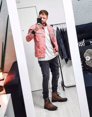 С чем носить ярко-розовую джинсовую куртку в 20 лет мужчине в теплую погоду в стиле кэжуал: Ярко-розовая джинсовая куртка и темно-серые рваные джинсы — замечательная формула для воплощения приятного и удобного образа. Сделать лук элегантнее помогут коричневые кожаные повседневные ботинки.