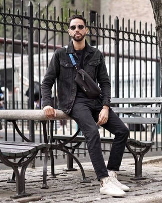 Какие джинсовые куртки носить с бело-черными высокими кедами мужчине в теплую погоду в стиле кэжуал: Джинсовая куртка и черные джинсы украсят твой гардероб. Этот образ прекрасно закончат бело-черные высокие кеды.