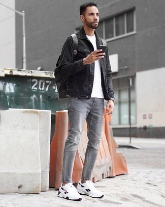 С чем носить серые рваные джинсы мужчине: Черная джинсовая куртка и серые рваные джинсы — отличный образ для парней, которые всегда в движении. Такой образ несложно приспособить к повседневным условиям городской жизни, если надеть в тандеме с ним бело-черные кроссовки.