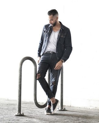 С чем носить серую джинсовую куртку мужчине: Серая джинсовая куртка и темно-серые рваные джинсы — идеальный вариант для веселого выходного дня. Любишь эксперименты? Дополни лук черными кожаными слипонами.