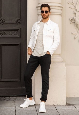Как носить черные джинсы с белыми кроссовками в 30 лет мужчине лето: Белая джинсовая куртка и черные джинсы — неотъемлемые вещи в гардеробе мужчин с отменным вкусом в одежде. Такой лук легко адаптировать к повседневным условиям городской жизни, если дополнить его белыми кроссовками. Нам нравится такой лук на жаркую солнечную погоду.