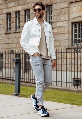 С чем носить белую джинсовую куртку в 30 лет мужчине: Белая джинсовая куртка и серые джинсы украсят гардероб любого современного молодого человека. Что касается обуви, можешь отдать предпочтение удобству и выбрать темно-синие кроссовки.
