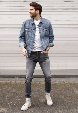 Как носить рабочие ботинки с джинсовой курткой мужчине: Сочетание джинсовой куртки и серых джинсов позволит создать нескучный мужской образ в повседневном стиле. Чтобы лук не получился слишком вычурным, можно завершить его рабочими ботинками.