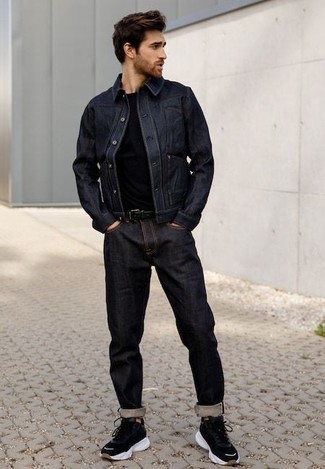 Какие джинсы носить с черными кроссовками в 30 лет мужчине в теплую погоду: Темно-синяя джинсовая куртка в паре с джинсами без сомнений будет обращать на себя внимание красивых девушек. Такой ансамбль несложно приспособить к повседневным реалиям, если надеть в тандеме с ним черные кроссовки.