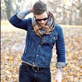 Модный лук: синяя джинсовая куртка, оливковая футболка с круглым вырезом, темно-синие джинсы, коричневый шарф в шотландскую клетку