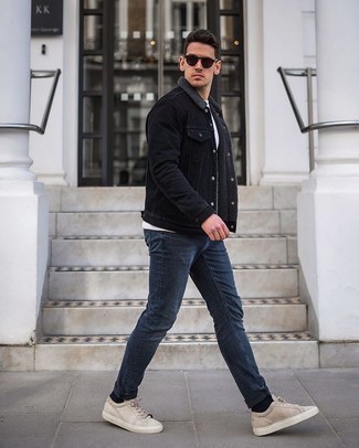 Какие джинсы носить с черной джинсовой курткой в 20 лет мужчине: Сочетание черной джинсовой куртки и джинсов не прекращает импонировать джентльменам, которые всегда одеты по моде. Бежевые кожаные низкие кеды чудесно впишутся в образ.
