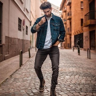 С чем носить темно-бирюзовые высокие кеды в 30 лет мужчине лето в стиле кэжуал: Сочетание темно-синей джинсовой куртки и темно-серых джинсов — прекрасный вариант для воплощения мужского лука в стиле business casual. Этот образ органично дополнят темно-бирюзовые высокие кеды. Подобное сочетание одежды обеспечивает тебе ощущение комфорта в знойную погоду и уверенность в том, что ты выглядишь на все сто.