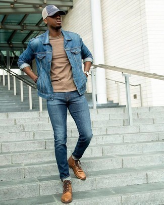 Какие повседневные ботинки носить с темно-синими джинсами в 20 лет мужчине в теплую погоду: Синяя джинсовая куртка и темно-синие джинсы прочно обосновались в гардеробе современных молодых людей, позволяя создавать выразительные и стильные образы. Если ты предпочитаешь смелые решения в своих ансамблях, закончи этот повседневными ботинками.