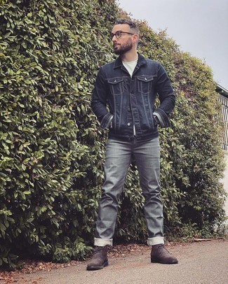 Какие ботинки дезерты носить с серыми джинсами: Комбо из темно-синей джинсовой куртки и серых джинсов продолжает нравиться парням, которые всегда одеты по моде. Что до обуви, можно завершить лук ботинками дезертами.