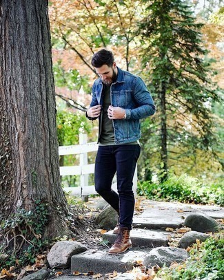 Какие джинсовые куртки носить с оливковой футболкой с круглым вырезом в 30 лет мужчине осень: Примерь на себя сочетание джинсовой куртки и оливковой футболки с круглым вырезом, и ты получишь стильный расслабленный мужской ансамбль, который подходит для повседневной носки. Любители экспериментировать могут завершить лук коричневыми кожаными повседневными ботинками, тем самым добавив в него толику строгости. Такой образ поможет поднять настроение в серый осенний день.