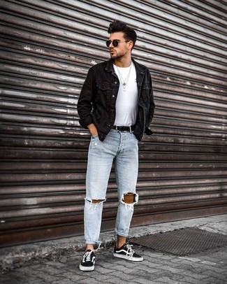 С чем носить черную джинсовую куртку в 20 лет мужчине: Если ты делаешь ставку на комфорт и функциональность, черная джинсовая куртка и голубые рваные джинсы — прекрасный выбор для модного повседневного мужского образа. Такой лук обретает свежее прочтение в паре с черно-белыми низкими кедами из плотной ткани.