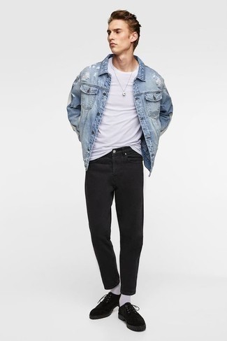 Какие джинсовые куртки носить с черными туфлями дерби: Джинсовая куртка в сочетании с черными джинсами — хороший вариант для воплощения мужского образа в стиле элегантной повседневности. Любишь экспериментировать? Заверши лук черными туфлями дерби.