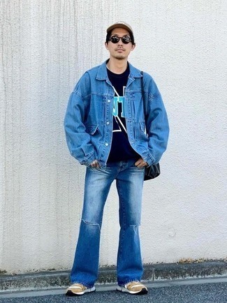С чем носить светло-коричневые кроссовки в 30 лет мужчине: Если в одежде ты отдаешь предпочтение комфорту и функциональности, тебе полюбится сочетание синей джинсовой куртки и синих рваных джинсов. Не прочь поэкспериментировать? Тогда дополни ансамбль светло-коричневыми кроссовками.