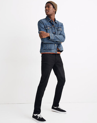 Как носить черные джинсы с синей джинсовой курткой в 20 лет мужчине весна: Синяя джинсовая куртка и черные джинсы — беспроигрышный лук, если ты хочешь создать раскованный, но в то же время модный мужской лук. Черно-белые низкие кеды из плотной ткани неплохо дополнят этот образ. Этот лук великолепно подходит для весенне-осенней погоды.