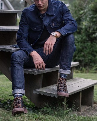 Как носить темно-синие джинсы с темно-синей джинсовой курткой в 20 лет мужчине лето: Если ты любишь одеваться стильно, и при этом чувствовать себя комфортно и нескованно, опробируй это сочетание темно-синей джинсовой куртки и темно-синих джинсов. Ты можешь легко приспособить такой образ к повседневным условиям городской жизни, закончив его черными кожаными высокими кедами. В жаркую погоду подобный лук окажется очень кстати.